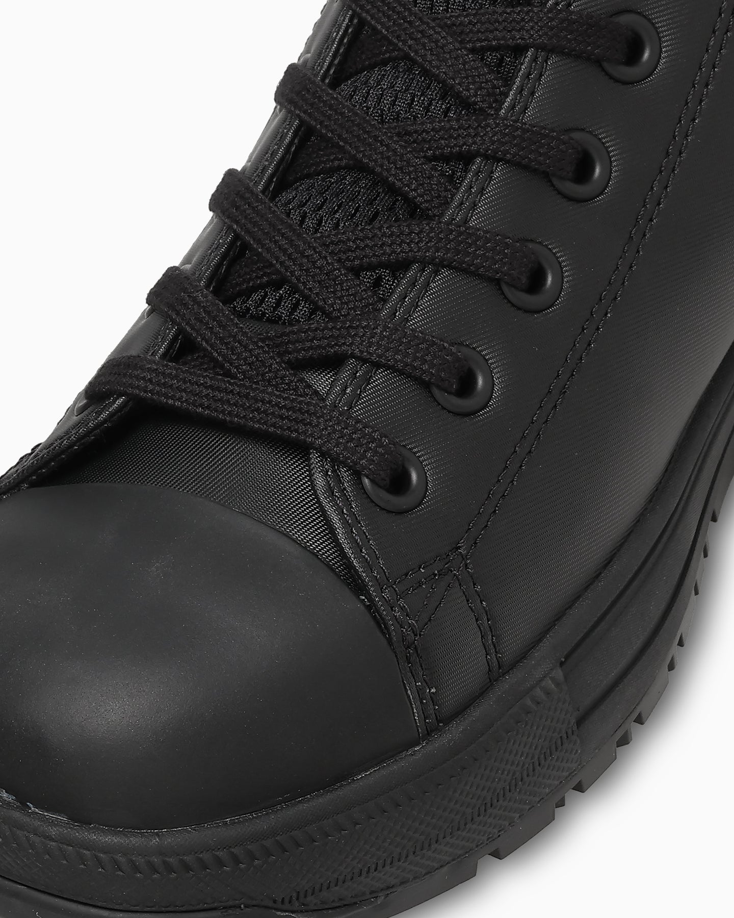 軽くて丈夫なクラリーノ®人工皮革のアッパーは、日々の活動や仕事中も快適な履き心地をキープ。摩耗や傷にも強く、長期間使用にも適応。