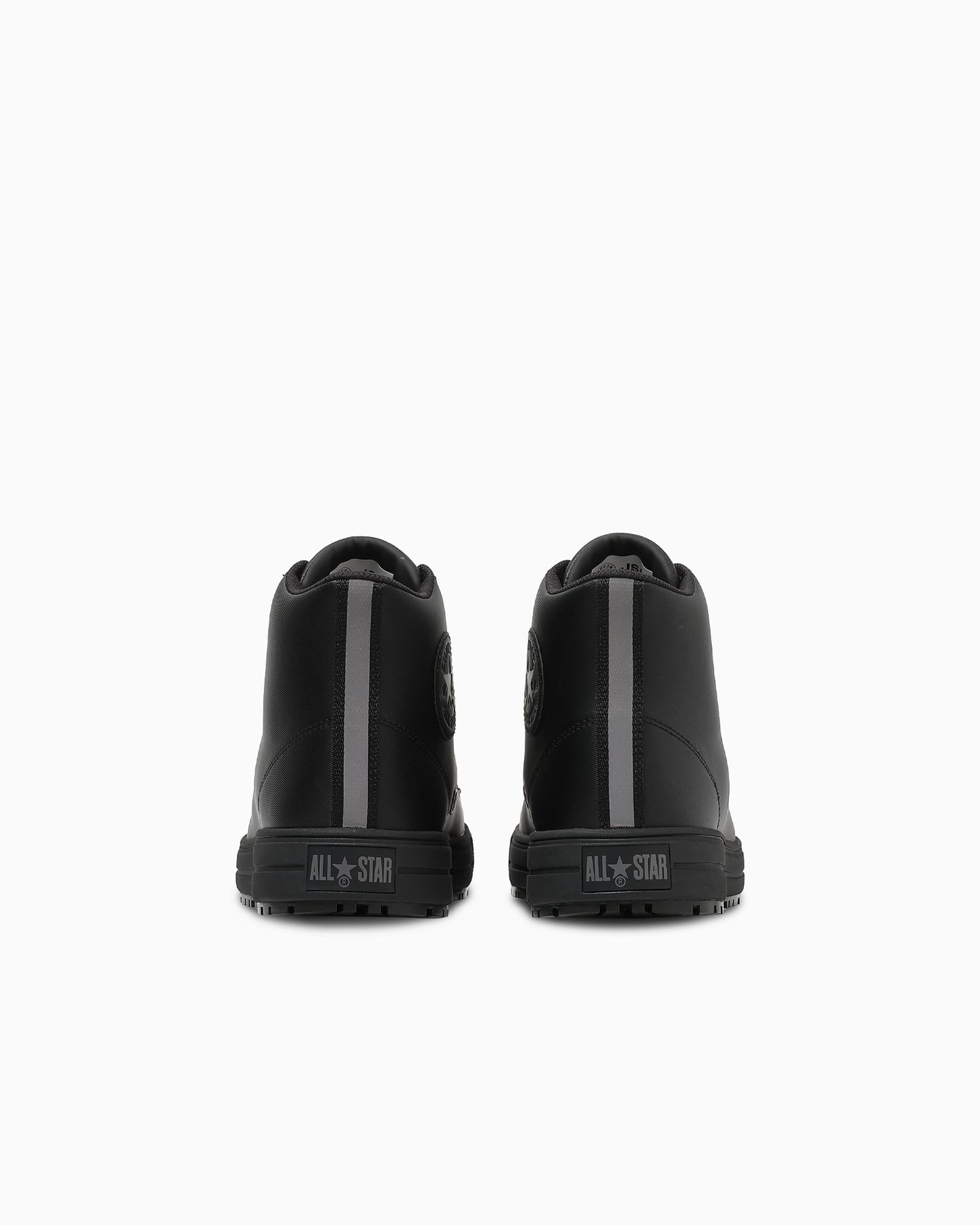 リフレクター素材の踵紐が視認性を向上。暗い場所や夜間の安全性を高める設計で、幅広いシーンで活躍。