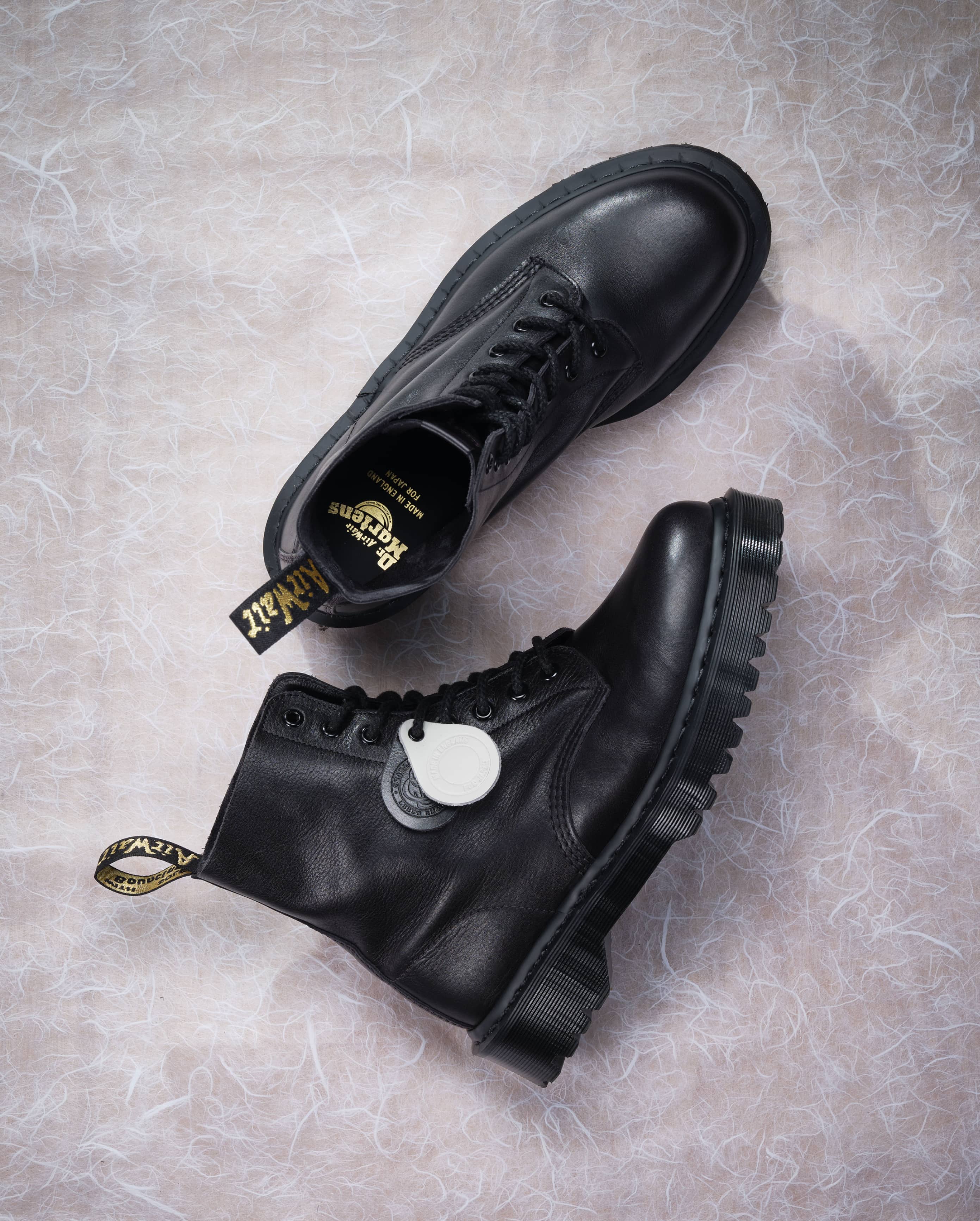 同素材・同色の1460 8ホールブーツも同時展開。コレクションとして揃えることも可能。