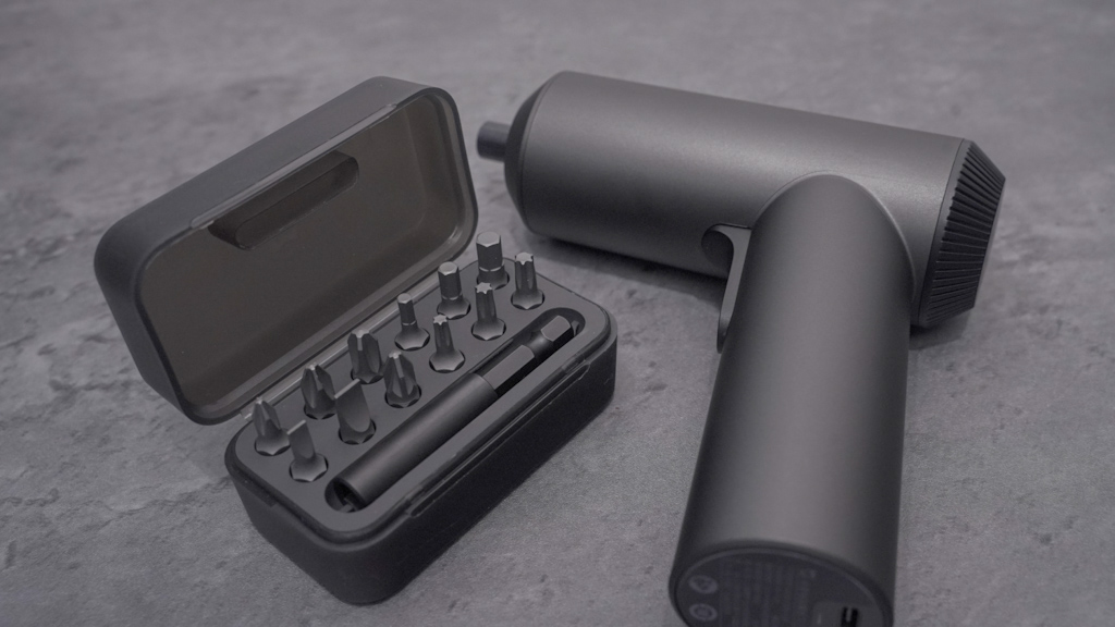 <p>まるでガジェットというよりインテリア。ネジ穴を見せない一体型構造とマットな質感。</p>