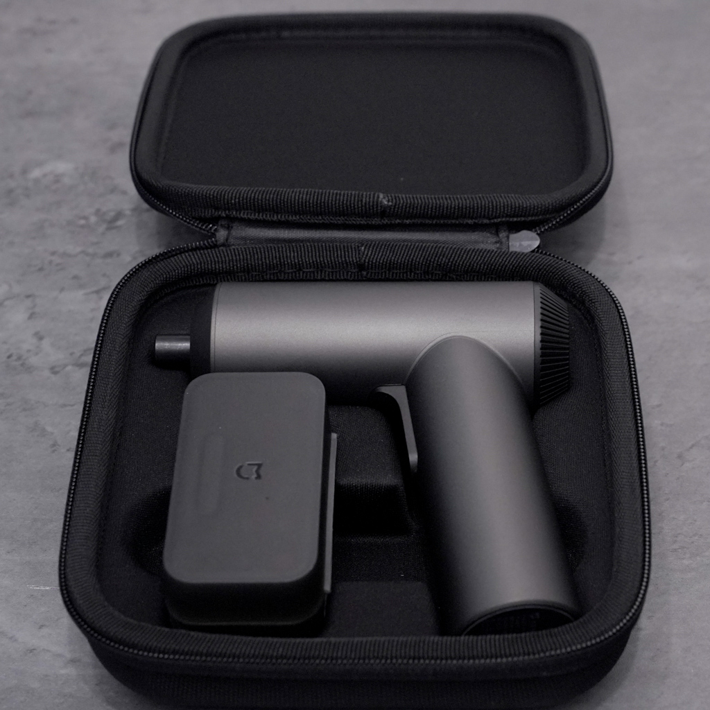 <p>専用ハードケース付きで、収納や持ち運びも簡単。ヘッドホンケースのようなサイズ感。</p>