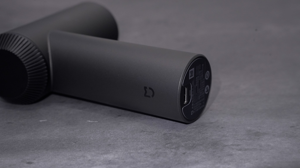 <p>持ち手に「MIJIA」ロゴを刻印。主張しすぎず、デザインの一部として自然に溶け込む。</p>