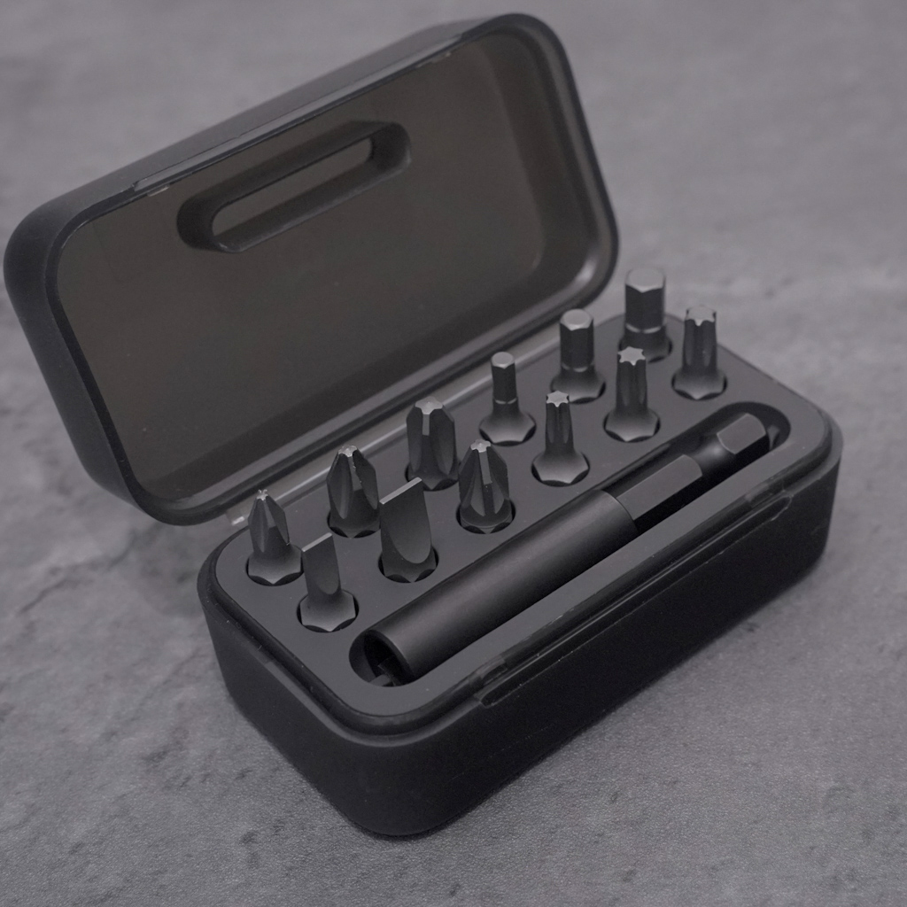 <p>プラス・マイナス、六角やトルクスなど計12種のビットを標準装備。日常のネジに幅広く対応。</p>