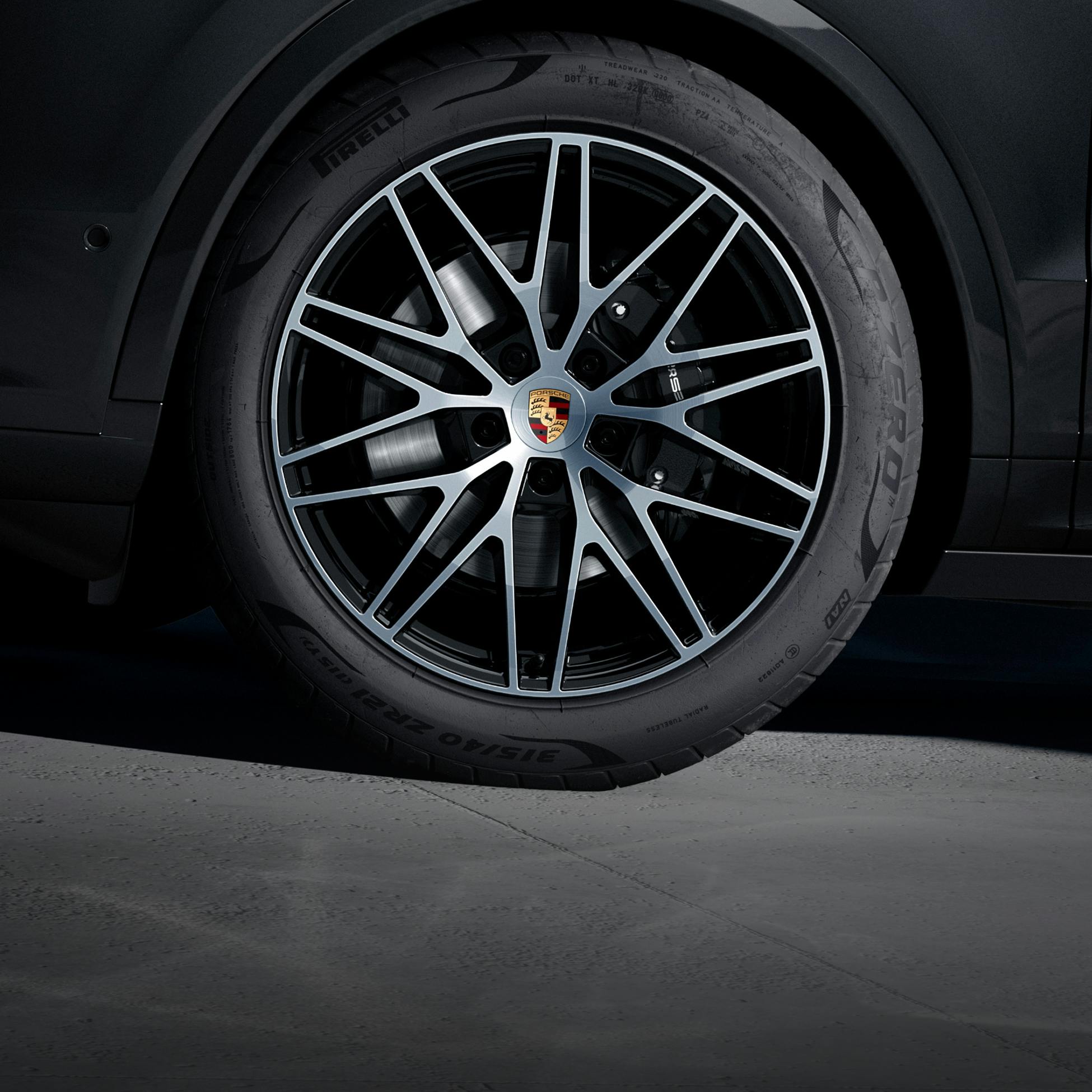 <p>21インチのRSスパイダーデザイン ホイール。<br>断面部にポリッシュ仕上げを施したブラック (ハイグロス) 塗装と、カラーのポルシェ クレストが特徴。</p>