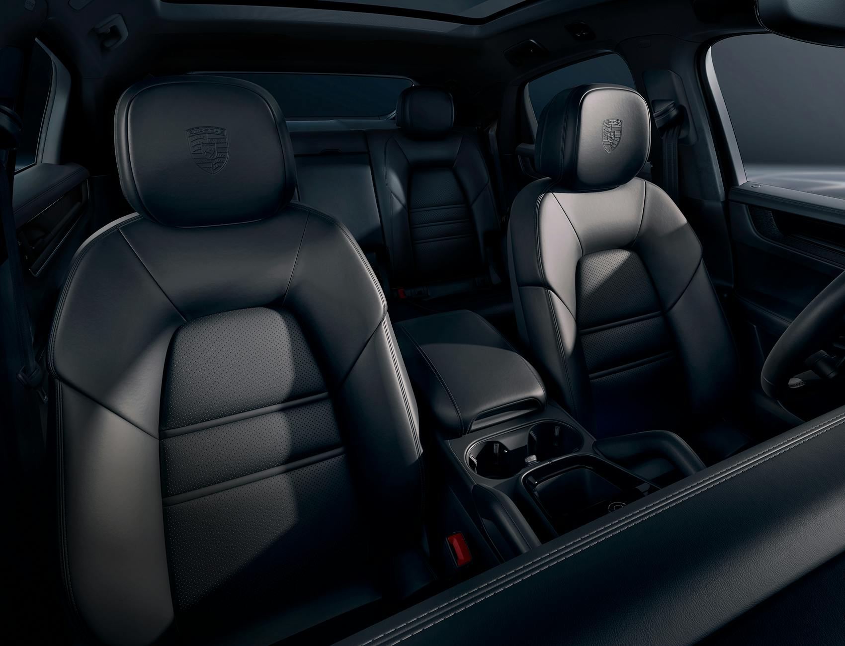 <p>ポルシェクレストがエンボス加工されたヘッドレストが備わったメモリーパッケージ搭載コンフォート シート (14段階電動調整)。<br>GTデザインのヒーター付き多機能スポーツステアリング。</p>