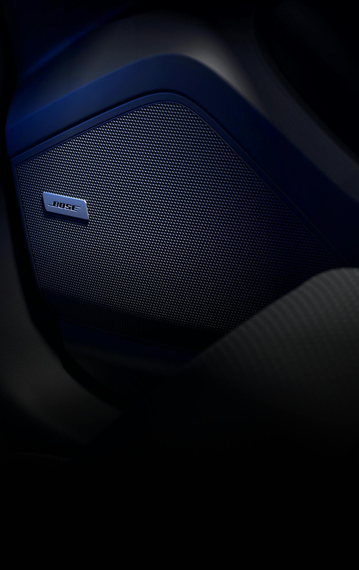 <p>14のアンプチャンネルを備えたボーズ®サウンドシステム。<br>合計出力710W、独立したサブウーファーを含む14個のスピーカーにより、バランスのとれた原音に忠実な音響を実現。</p>