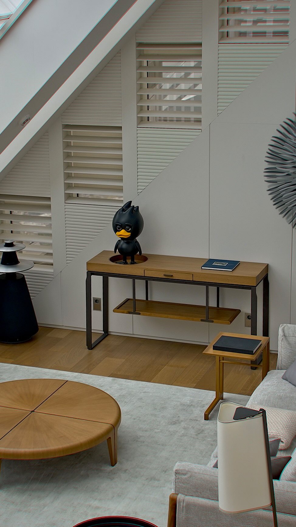 <p>キャラクターデザインにアート性と装飾性を備え、インテリアに調和する構造。現代アートと日常空間をつなぐ存在。</p>