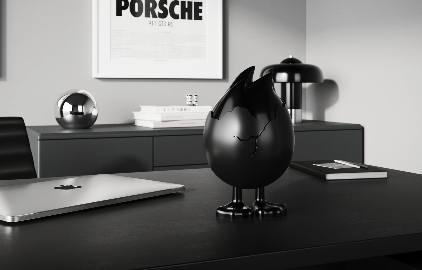 <p>再生素材を使った本体を、デスク向けの小型から最大90 cmの大型まで展開。飾る場所や用途に応じて選べる構成。</p>