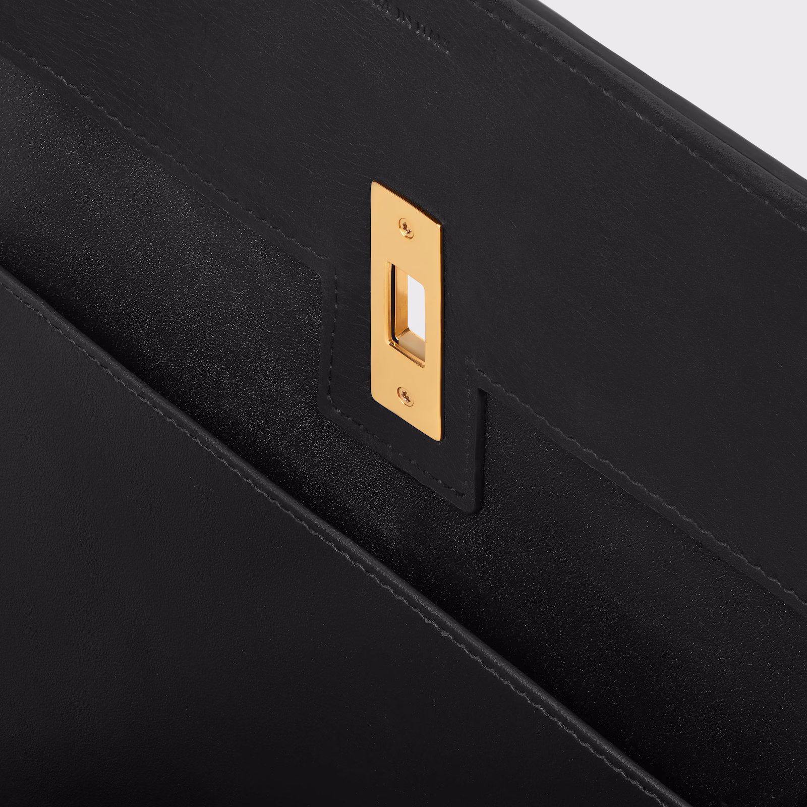 <p>ターンロック開閉と内側ジップポケット1つ、メインコンパートメント2つの仕切り構造により整理整頓が可能。</p>