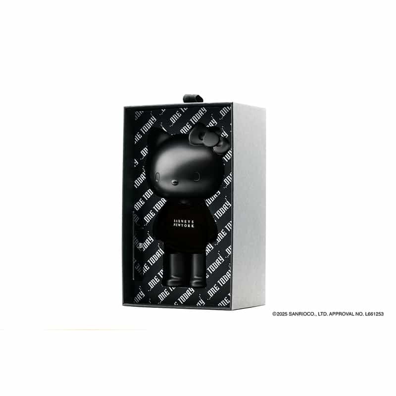 <p>2025年5月28日にバーニーズ ニューヨーク各店およびオンラインストアにて世界先行発売。旗艦店は5月29日より販売開始、オンラインではロゴ入りウェアバージョンのみ取り扱い。購入に制限あり(店舗では抽選・上限点数あり)。</p>