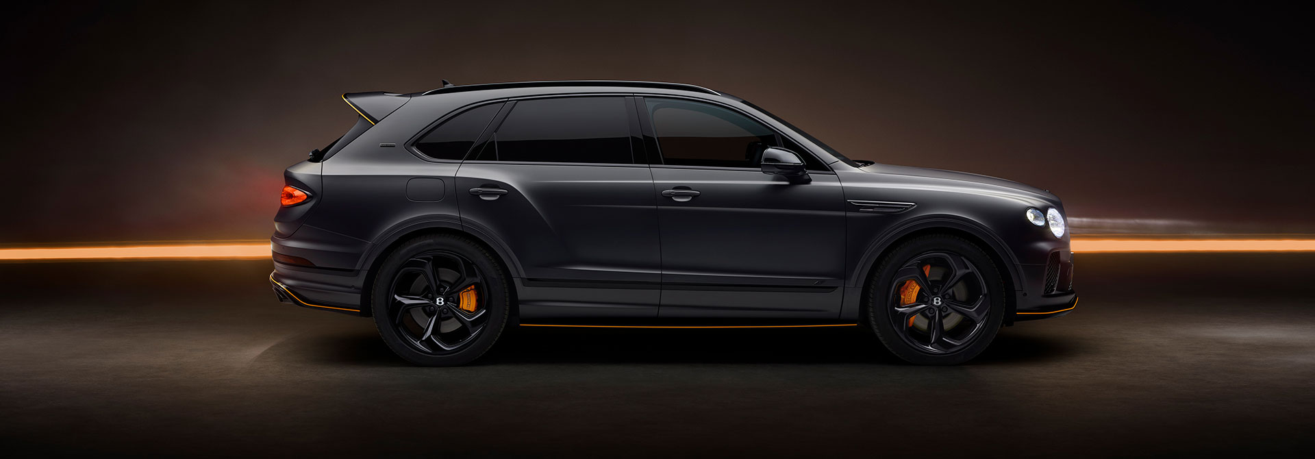 <p>高速道路の合流や追い越しを余裕を持って行える加速性能(0–100 km/h加速4.4–4.5秒、最高速290 km/h)。長距離移動も一度の給油でこなせる実用性(WLTP航続距離約654 km、CO₂排出量296 g/km)。</p>