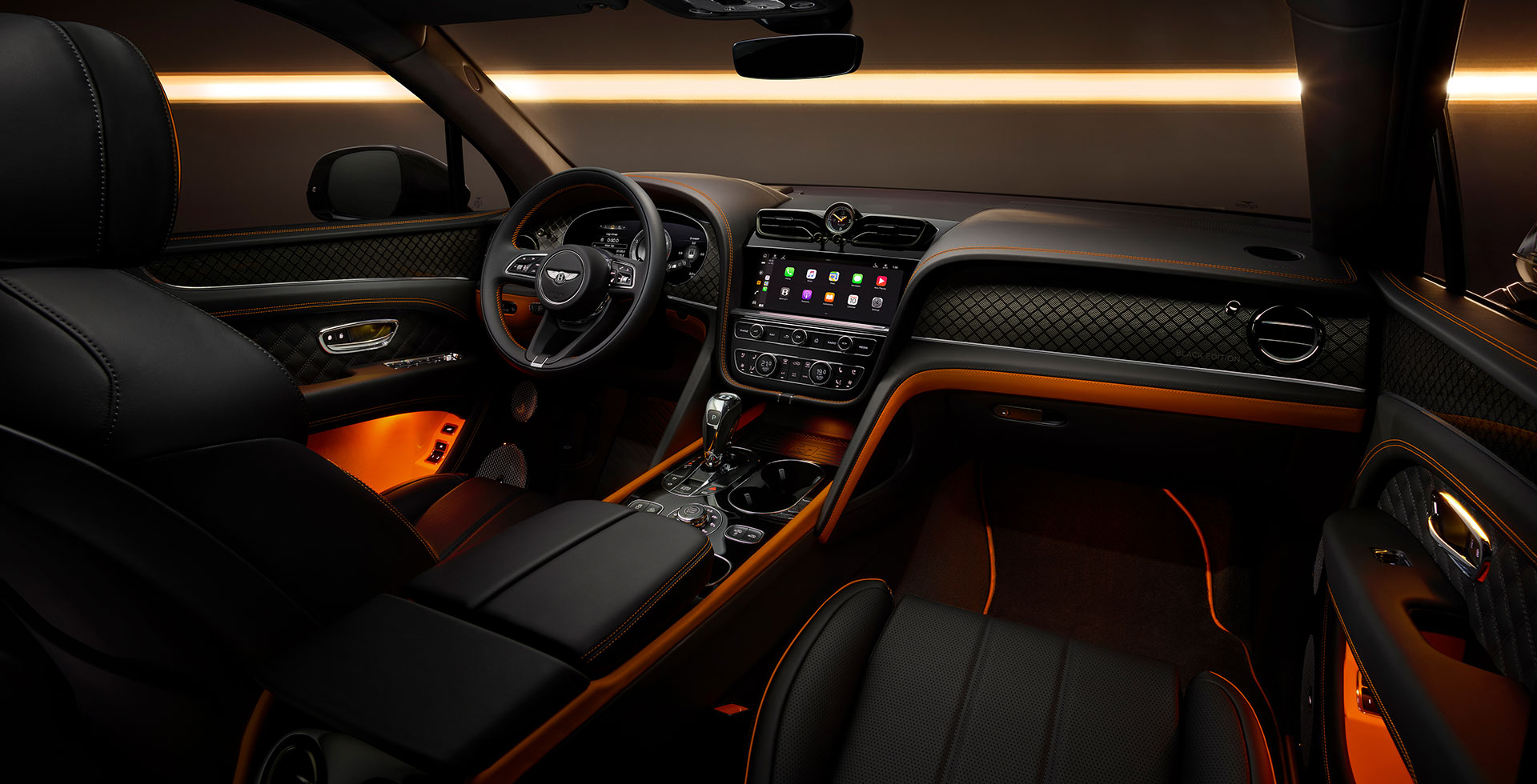 <p>運転中の揺れを抑え、長時間でも快適に走れる制御システム（48Vダイナミックライド）。カーボンファイバーやブラッククロームを用いた内装（カーボンファイバー内装トリム、ブラッククローム金属パック）はスポーティかつ堅牢。</p>