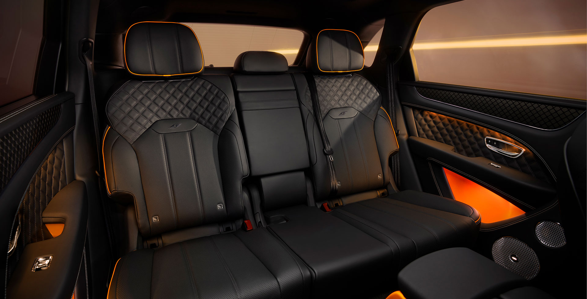 <p>運転中の揺れを抑え、長時間でも快適に走れる制御システム(48Vダイナミックライド)。カーボンファイバーやブラッククロームを用いた内装(カーボンファイバー内装トリム、ブラッククローム金属パック)はスポーティかつ堅牢。</p>