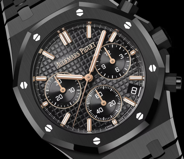 <p>41 mmケースとブレスレットは黒セラミック製で、傷に強い構造と軽量性を両立。エッジ仕上げや統一されたマテリアルによる一体感のある外観を実現。</p>