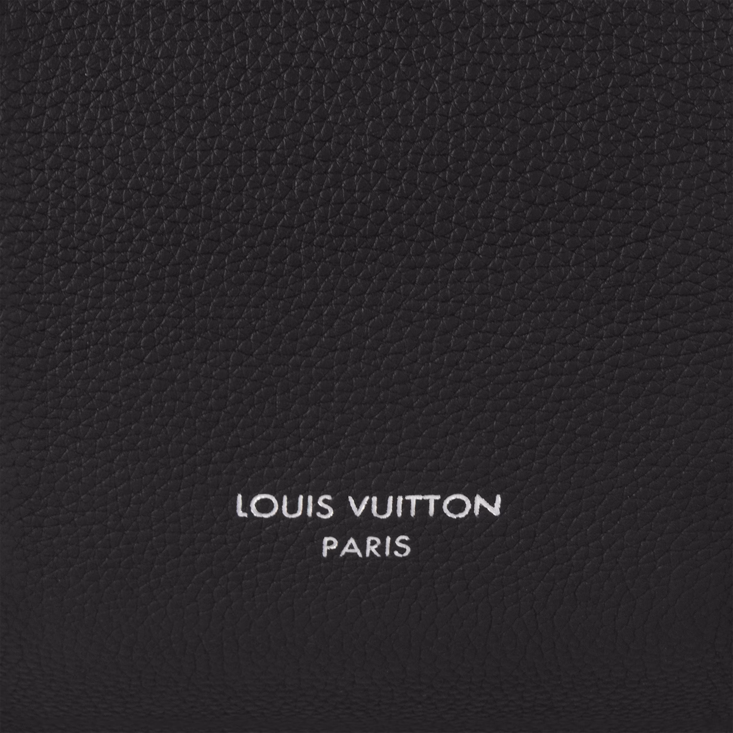 <p>ミレジム・カーフレザーを使用し、創業者の息子にちなんだ「ジョルジュ」命名によって、背景と由来が感じられるモデル構成。</p>