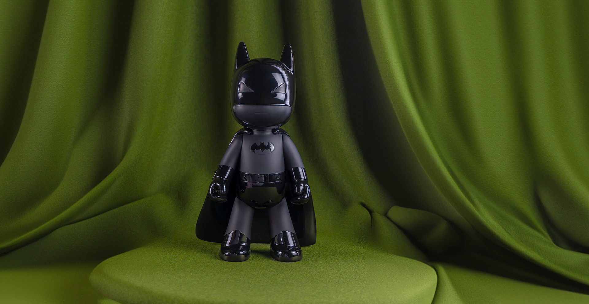 <p>高さ70cmのMediumサイズで展開。Super Popコレクションの特徴的なスタイリング。25cmのSmallサイズと併せて展開中。黒色カラーバリエーション。</p>