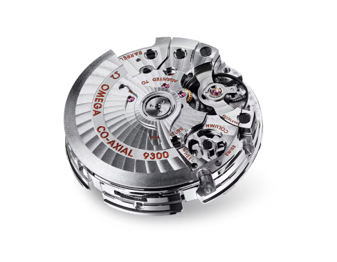 <p>搭載ムーブメントはOMEGA Calibre 9300 自動巻きクロノグラフ。クロノメーター認定取得。クロノグラフ機能と日付表示を備える。両方向巻上げ式で安定した動力供給が可能。サファイアクリスタル風防を採用し、耐傷性と視認性を両立</p>
