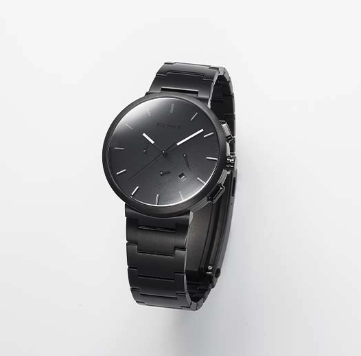 <p>Xperia のフロストブラックに統一したマット調のケースとヘアライン加工のインデックス。ヘッド部は約 5 年のクォーツ電池寿命。見た目を気にするユーザーにも長期間安心して使える仕様。限定 1,000 台。</p>