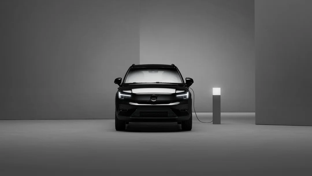 <p>EX40 Black Edition は完全電動SUVとして展開され、ゼロエミッション走行に対応。都市部の短距離移動から休日のドライブまで、充電を前提とした現代的なライフスタイルに適応。</p>