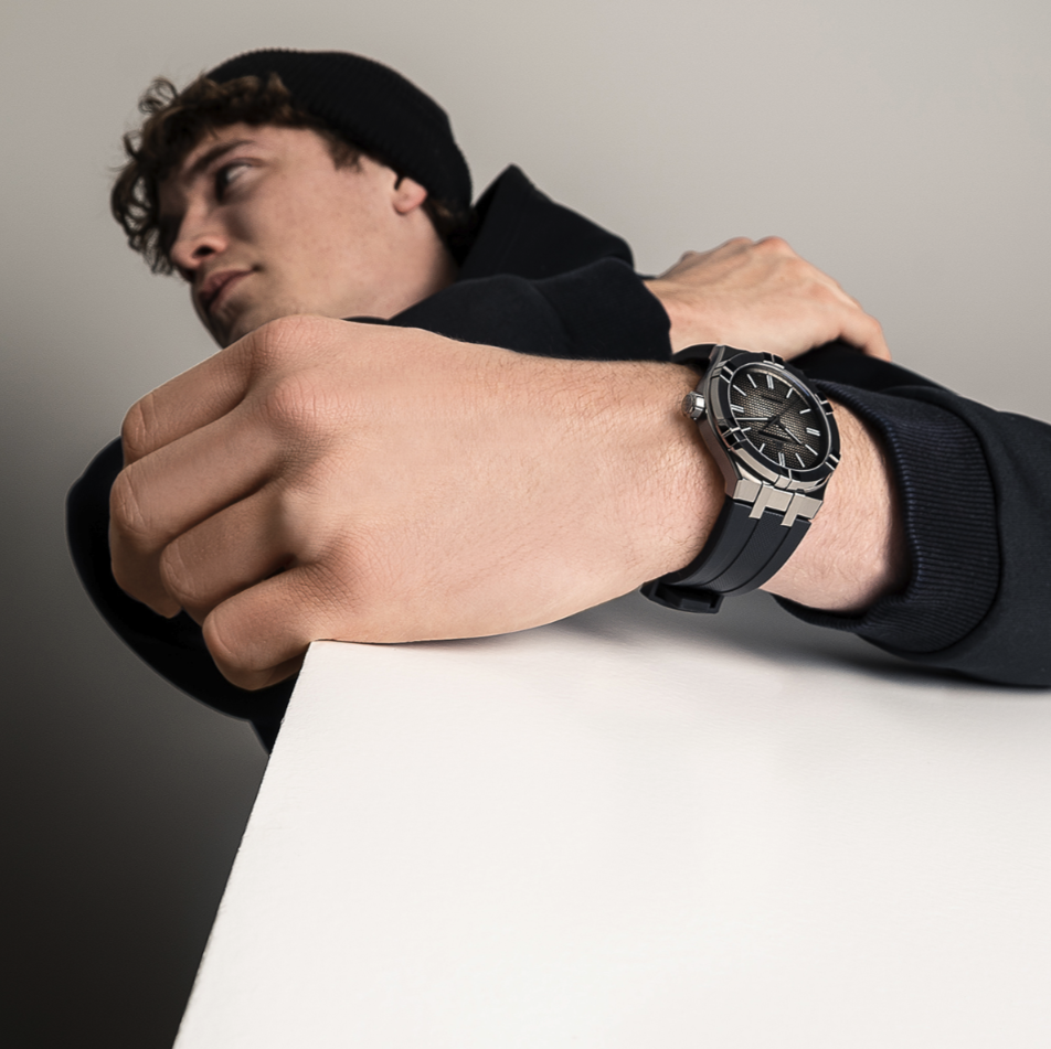 <p>径 42mm のケースはスーツの袖口にも収まり、20 ATM の防水性能とサファイアガラスで雨の日や屋外でも安心。毎日の出勤・オンライン会議・外出時にも信頼できる存在。イージーストラップ交換で休みの日はカジュアルに変化させることも可能。</p>