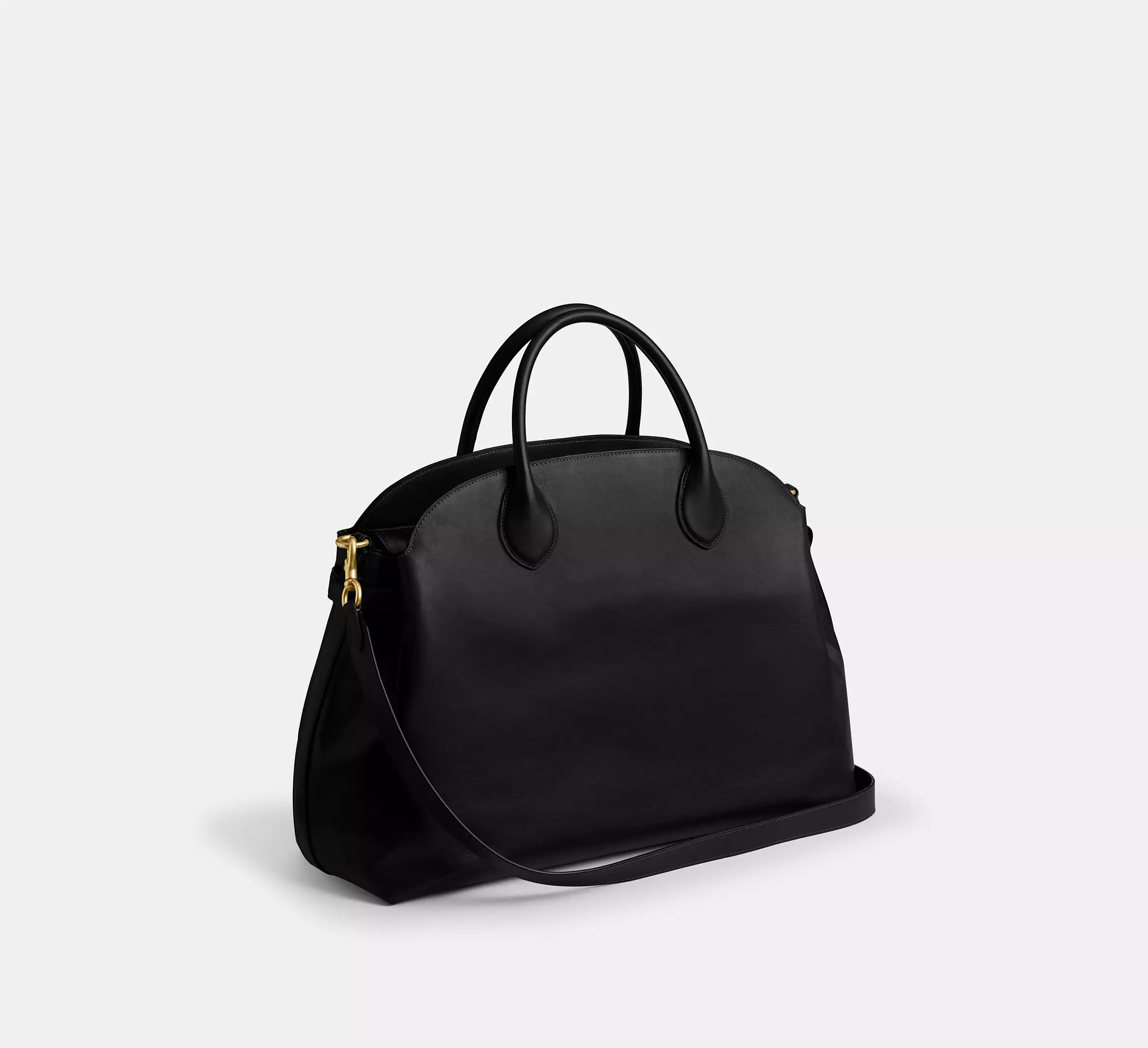 <p>ハンドル＋着脱式ストラップで手持ち・肩掛け・斜め掛けに切替可。</p>