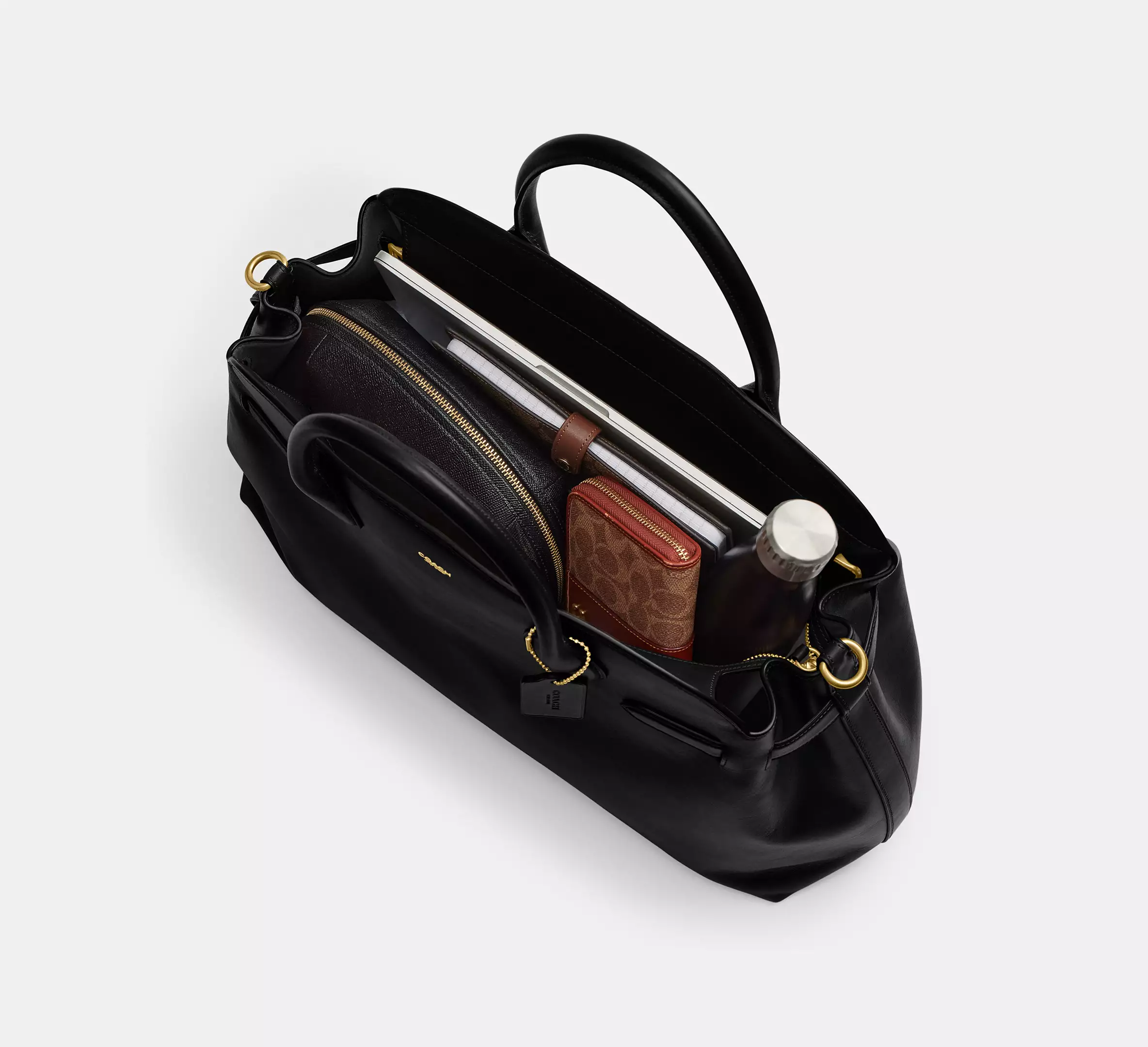 <p>縦35×横48×マチ18cmでA4や16インチPCを収納可能。仕事道具と衣類をまとめて持ち歩けるため、出勤日や短期出張・週末旅行に対応。ジップトップ開閉と内側スナップポケットで書類や小物を整理。</p>