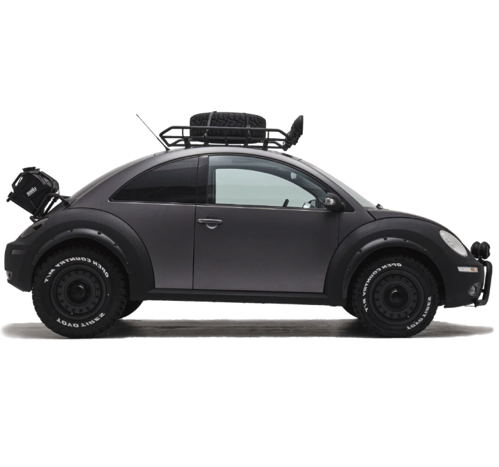 <p>フォルクスワーゲン ニュービートルをベースに、Baja BugやOverLanderをイメージしたオフロード仕様のカスタムマシン。前後6cmのリフトアップとTOYOタイヤのOPEN COUNTRYを装着し、オフロードや公道での安定した走行を実現。</p>