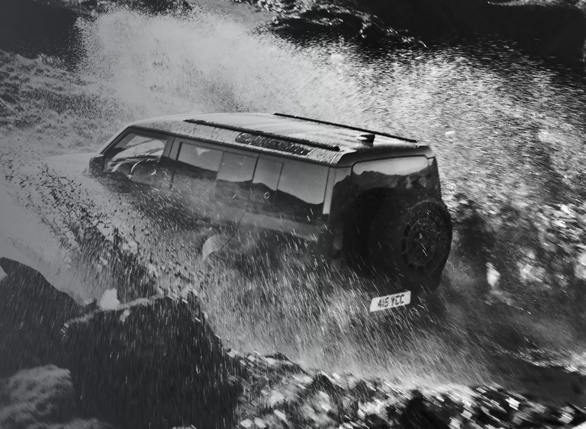 <p>635PSのV8エンジンが、力強い加速と高い走行性能を実現。オンロードでもオフロードでも優れたパフォーマンスを発揮。最大渡河水深1メートルの走破性により、深い水域も安心して走行可能。冒険の幅が広がる。</p>