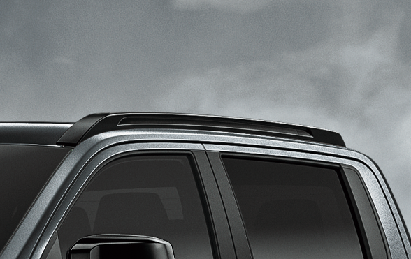 <p>ルーフレールや18インチアルミホイールなど、外装の要所をブラックで統一し、精悍なスタイリングを実現。</p>