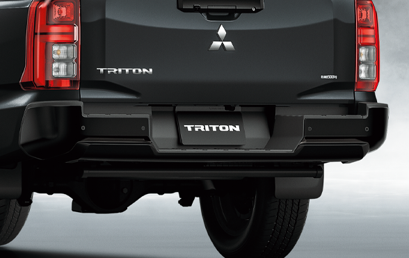 <p>フロントバンパーガーニッシュやフォグランプベゼルなど、各部をブラックメタリックで仕上げ、力強い印象を演出。</p>