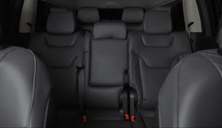 <p>3列シートで7名乗車可能な広々としたインテリア。家族や友人との長距離ドライブも快適に楽しめる空間設計。</p>