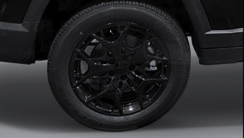 <p>オフロード走行に適したデパーチャーアングルと台形ホイールアーチを備え、未舗装路でも安定した走行性能を発揮。</p>