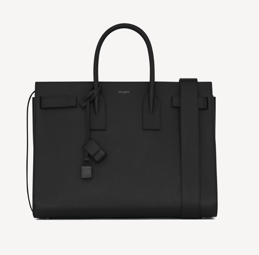 <p>デボス加工のサンローラン パリのシグネチャーが、シンプルながらもブランドの存在感を演出。</p>