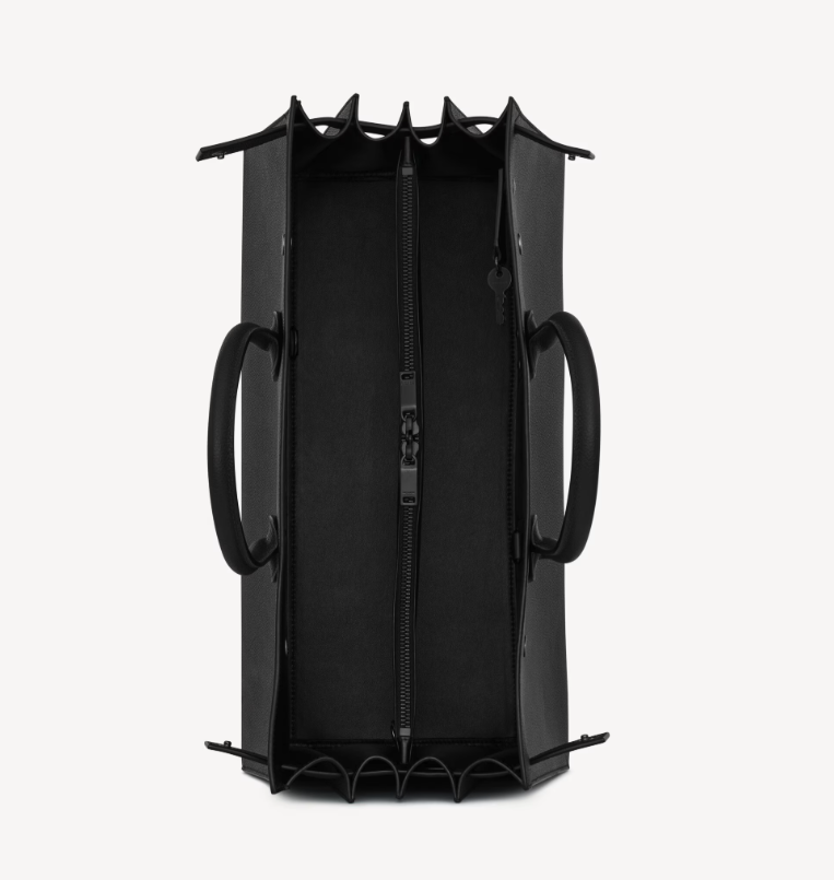 <p>アコーディオン式のサイドガセットにより、荷物の量に応じてバッグの容量を調整可能。日常使いからビジネスシーンまで幅広く対応。</p>