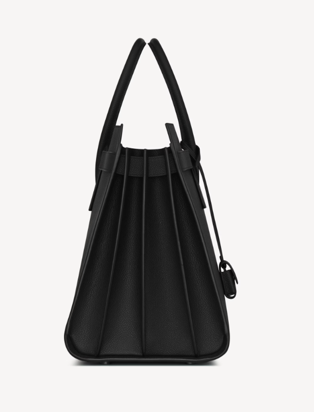 <p>アコーディオン式のサイドガセットにより、荷物の量に応じてバッグの容量を調整可能。日常使いからビジネスシーンまで幅広く対応。</p>