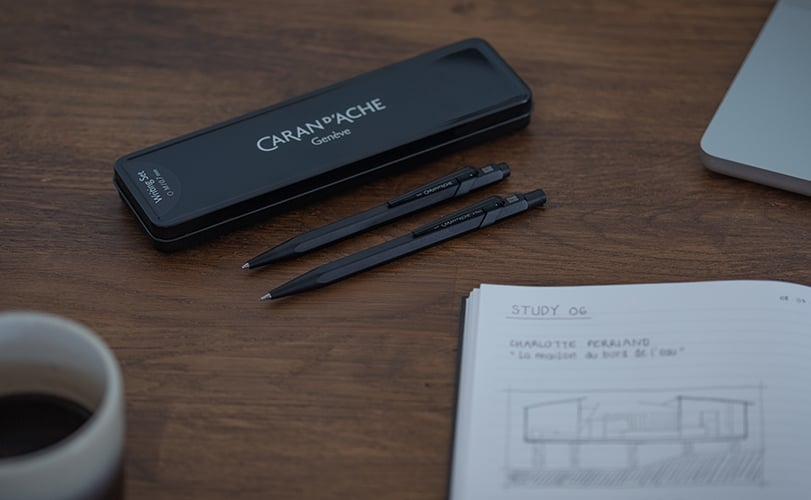 <p>849 ボールペンとメカニカルペンシルのセットは、限定のブラックメタルケース入りで、ギフトにも最適。ボールペンはゴリアットカートリッジを搭載し、長時間の筆記が可能。</p>