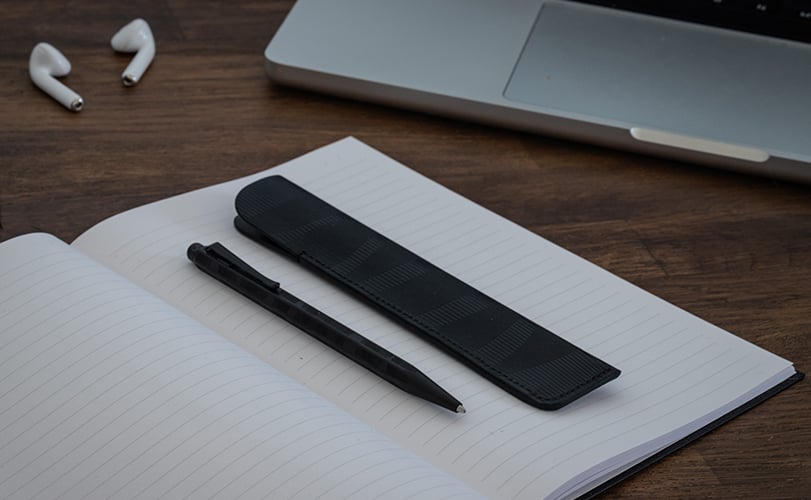 <p>エクリドール ブラックライン ボールペンは、真鍮製ボディにブラッククロームコーティングを施し、ギロシェ彫刻が立体感を演出。マットなブラッククロームのクリップとノックボタンが全体の調和を完成させている。</p>