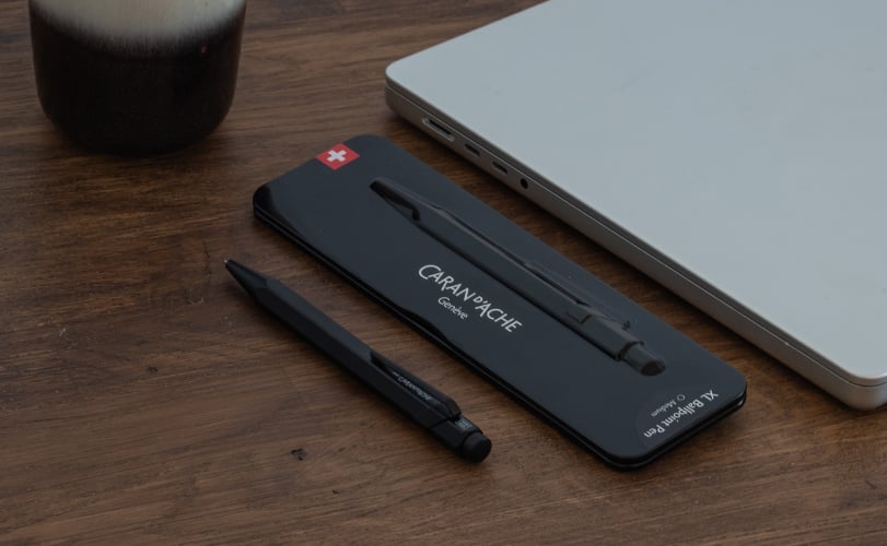 <p>フィックスペンシルは、2mmのグラファイト芯を使用し、スケッチやデッサンに最適。ノックボタンに内蔵されたシャープナーで、外出先でも芯の調整が可能。</p>