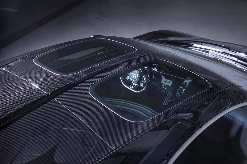 <p>8.0L W16エンジン搭載、最高出力1500hp、0-100km/h加速2.5秒、最高速度420km/h。圧倒的なパフォーマンスを誇るハイパーカー。</p>
