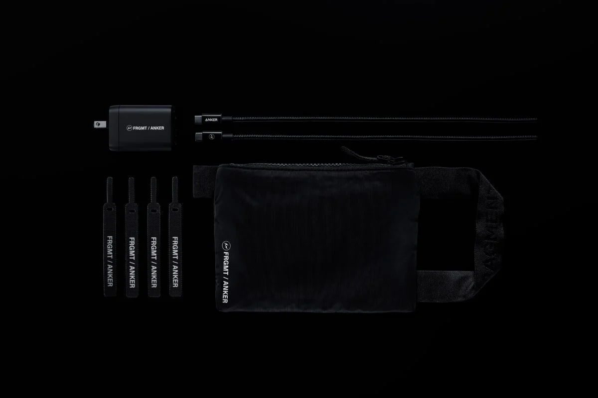 <p>高耐久ナイロン製のUSB-C &amp; USB-Cケーブルと、充電器とケーブルを収納できるオリジナルポーチが付属。整理整頓が容易で、持ち運びに便利。</p>