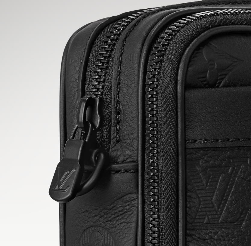 <p>ファスナー部分のLVマーク。細かな部分で高級感が演出される。</p>