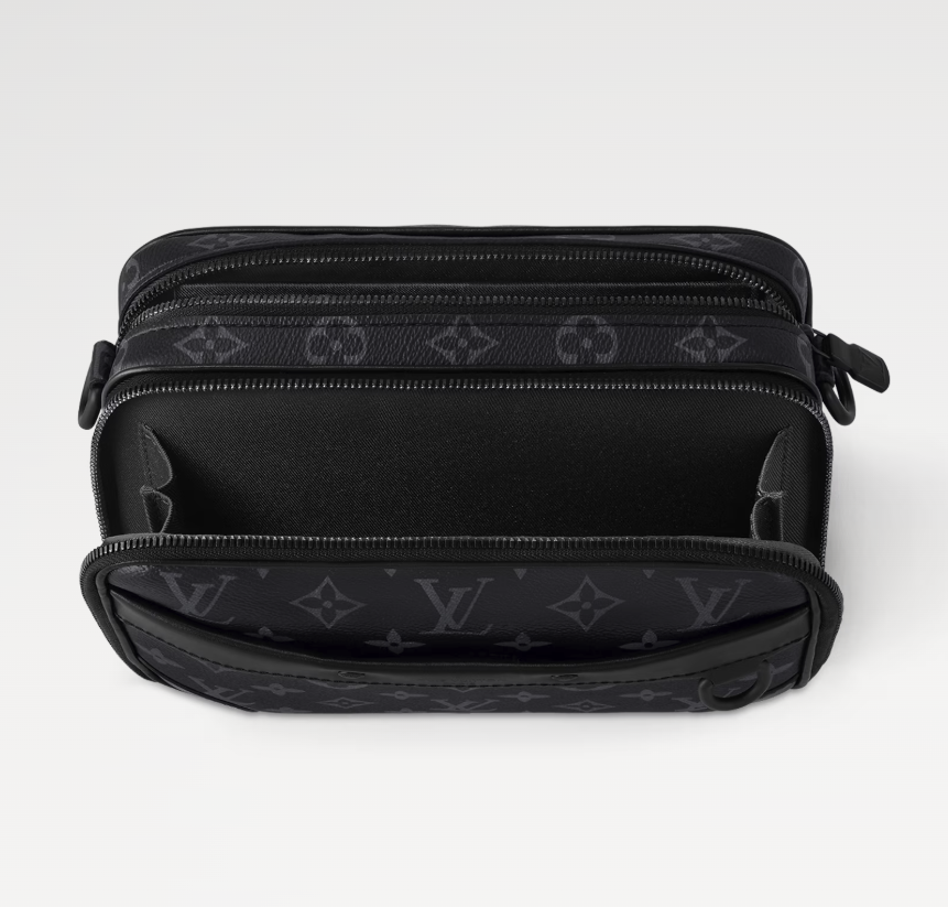 <p>24 x 16 x 8 cmのサイズで、必要な持ち物を整理して収納可能。2つの独立したファスナー式コンパートメントとフロントポケットがあり、日常の必需品を効率的に持ち運べる。</p>