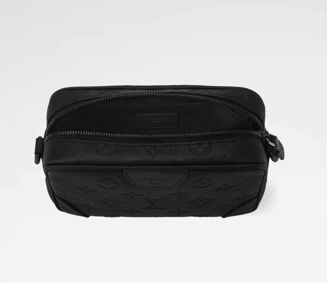 <p>コンパクトながらも、スマートフォンや財布、鍵などの必需品を収納可能。日常使いに最適なサイズ感。</p>