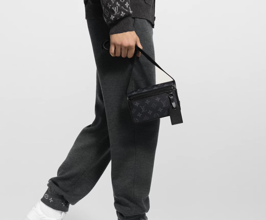 <p>調節可能なストラップにより、肩掛けや手持ちなど好みに合わせた持ち方が可能。シーンやスタイルに応じて柔軟に対応できる。</p>