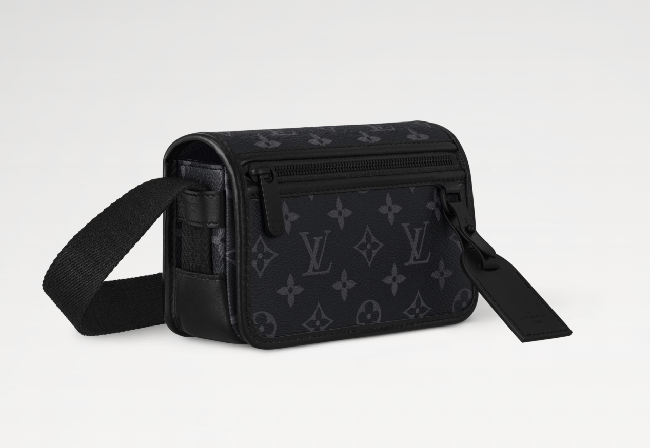 <p>モノグラム・ヘリテージ キャンバスにブルーのレザートリミングとサフランカラーのテキスタイルライニングを組み合わせたデザイン。クラシックなモノグラムパターンに鮮やかなアクセントを加え、洗練された印象を与える。</p>