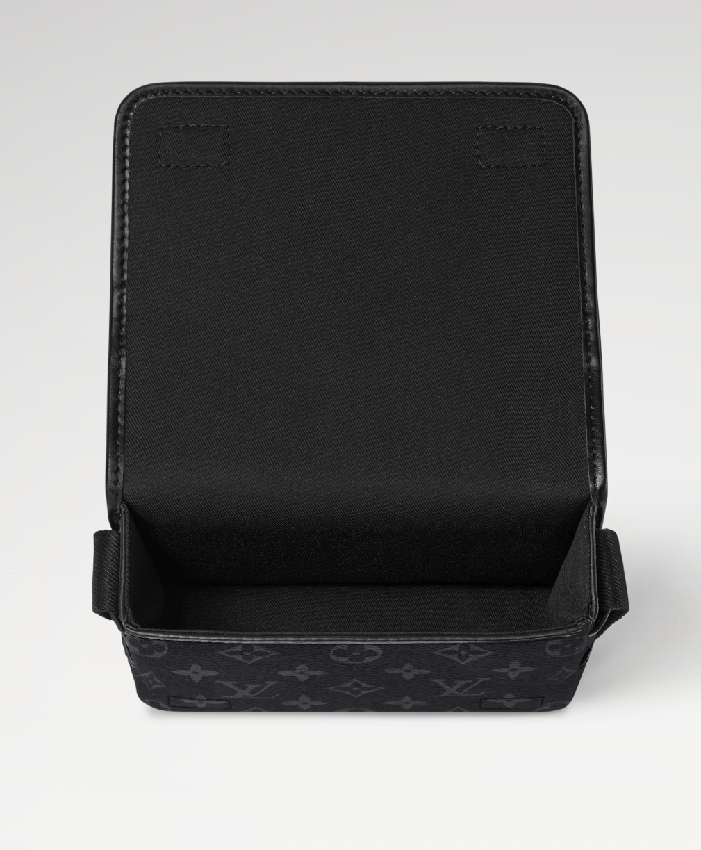 <p>広々としたメインコンパートメントと前面のファスナー式ポケットを備え、スマートフォンや財布などの必需品を整理して収納可能。日常使いに適した機能性を提供する。</p>