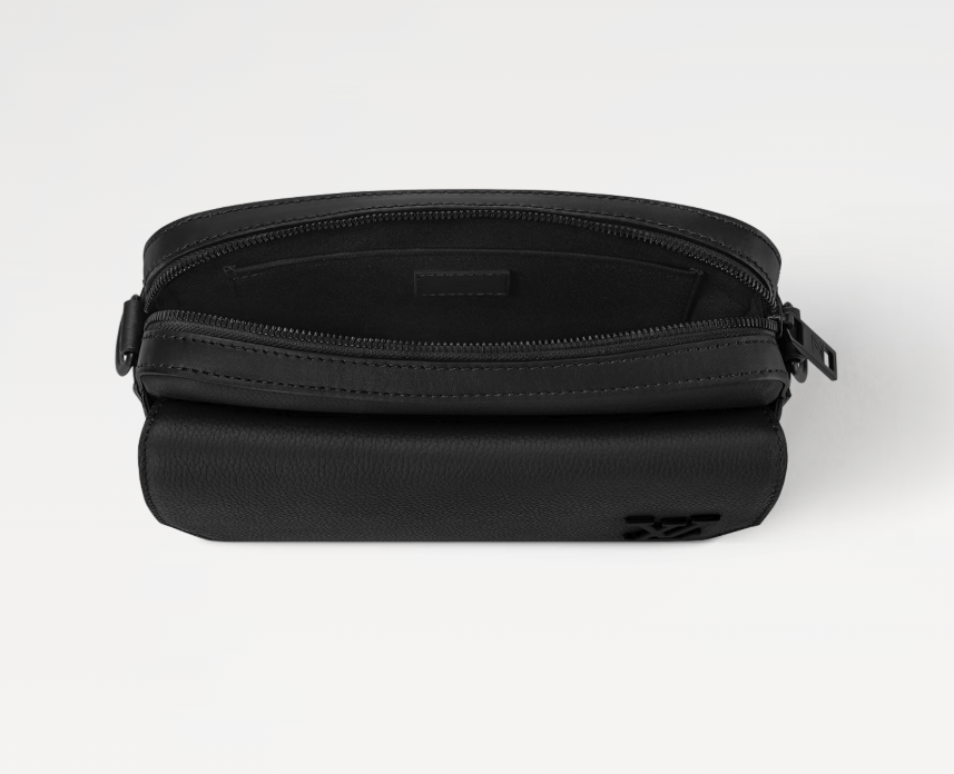 <p>ファスナー開閉式のメインコンパートメントとマグネット開閉式のフロントフラップポケットを備え、荷物の整理が容易。</p>