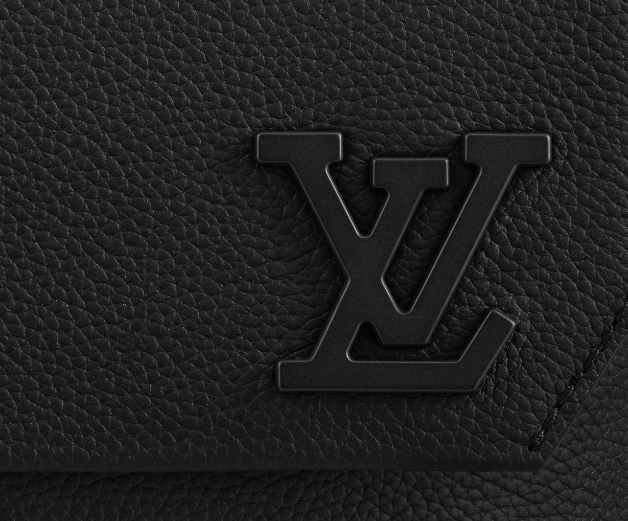 <p>23.5×18×7cmのサイズで、スマートフォンやコンパクトな財布、ノートやイヤホンなどの必需品を収納可能。日常使いに適したデザイン。</p>