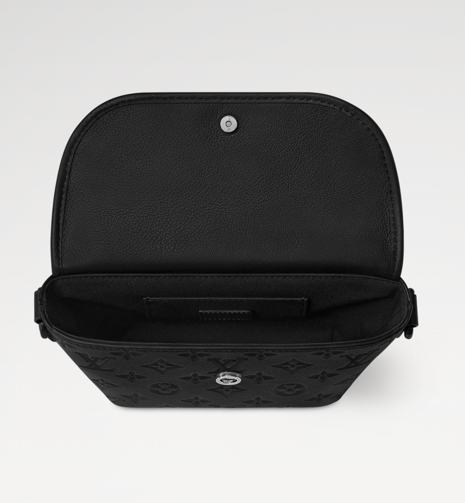 <p>22.5 x 16 x 5 cm(幅 x 高さ x マチ)で少し容量は少なめだが、スマホと財布とちょっとした最低限の小物を持ち運ぶには十分。</p>