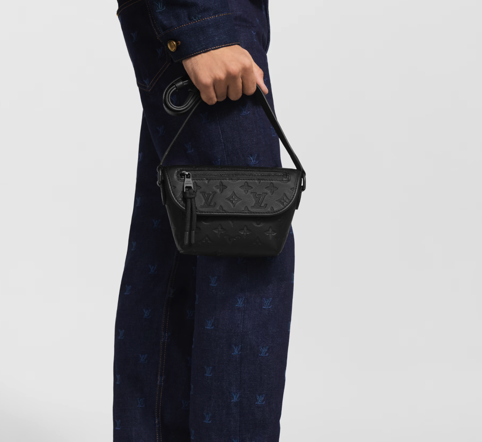 <p>モノグラム･エクリプスキャンバスを使用したスタイリッシュなデザイン。手に持った時のシルエットが映える</p>